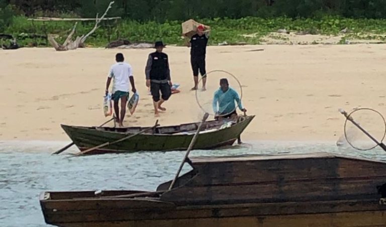 BMH Salurkan Sembako ke Pulau Terpencil di Lingga Kepri