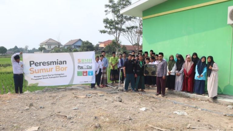 Meresmikan Sumur Bor di Pondok Pesantren I’jazul Qur’an Boyolali