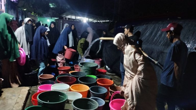 Salurkan 16.000 Liter Air Bersih untuk Pesantren dan Warga Terdampak Kekeringan di Bogor