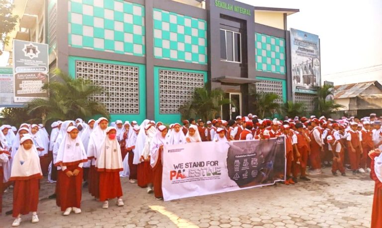 Siswa Siswi SD Integral Lukman Al Hakim Mataram Galang Dana untuk Palestina