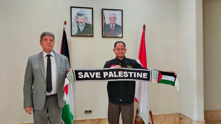 BMH dan LAZ Anggota FOZ Salurkan Donasi Lewat Kedubes Palestina