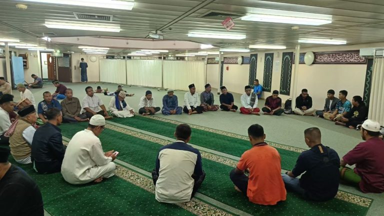 Di Masjid Kapal, Ustadz Mualimin Amin Terangkan Kegembiraan Hati Kunci Kebahagiaan Dunia Akhirat