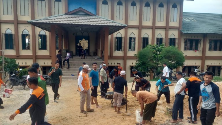 Jemput Berkah, Kafilah Silatnas Riang Gembira Ikut Gotong Royong Percantik Kampus Gunung Tembak