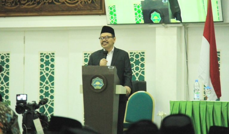 Wisudawan VIII STIS Hidayatullah Dipesan Modal Hadapi Tantangan Globalisasi