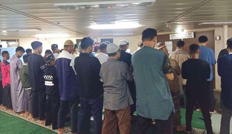 Membelah Lautan, Peserta Silatnas Bikin Malam di Kapal Labobar Semakin Bergairah