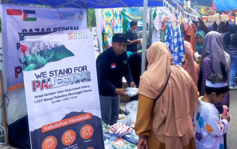 Laznas BMH – UMKM Tuban Gelar Bazar Pakaian Anak untuk Palestina