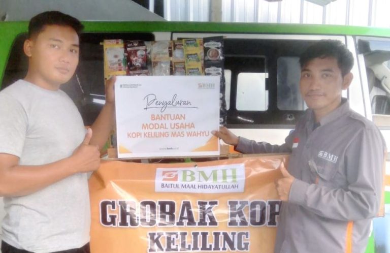 Semangat Wahyu Nafkahi Keluarga dengan Bantuan Gerobak Kopi