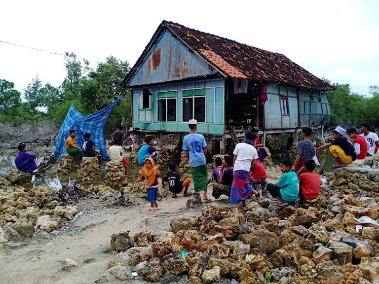 Laznas BMH Bangun MCK dan Sanitasi Pesantren Rahmatul Ulum di Pulau Sabuntan