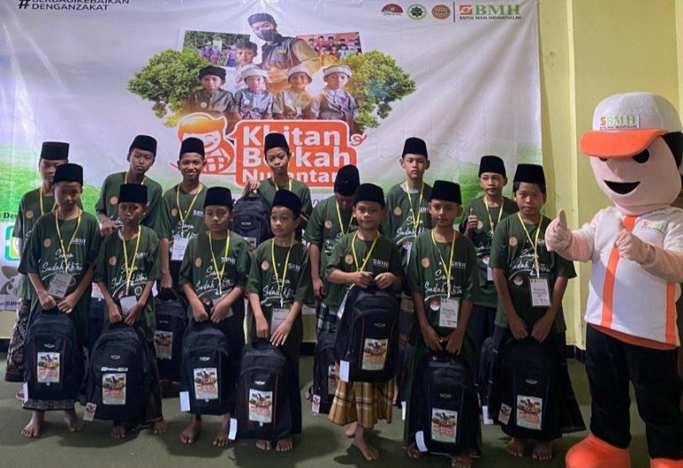 Laznas BMH Gelar Khitan Berkah Anak Yatim-Dhuafa dan Difabel di Kediri