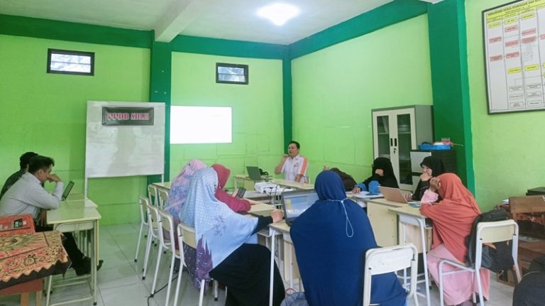 SD Luqman Al Hakim Ngawi Gelar Mini Workshop Penulisan Berita Bagi Guru