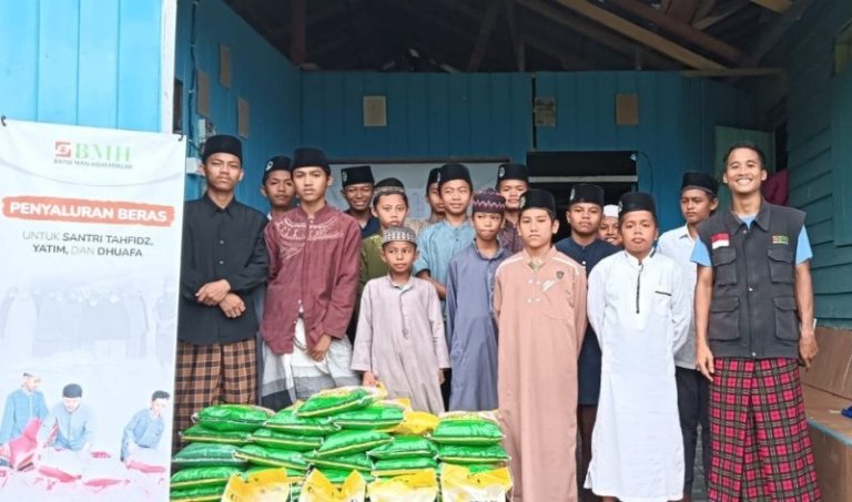 Penyaluran 170 Kg Beras dan Mushaf Al-Qur’an Untuk 40 Santri di Talisayan