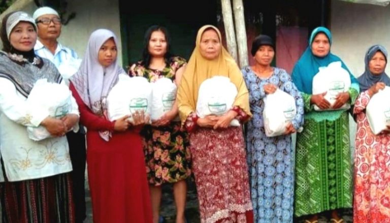 Bahagianya Para Janda dan Lansia di Mojokerto Terima Bantuan Paket Sembako