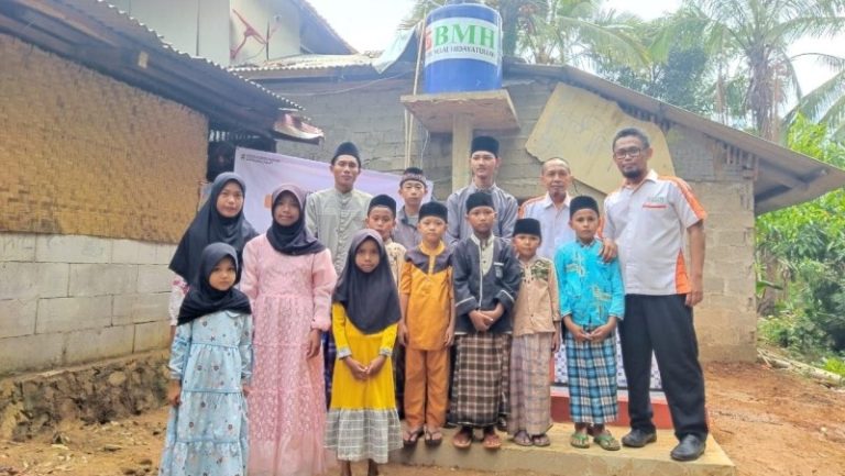 Penyerahan Bantuan Sumur Bor untuk Pesantren Al-Islah Bani Menoy Lebak