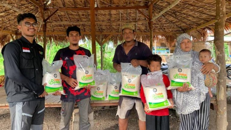 Penyaluran 100 Kg Beras untuk Santri Pesantren Rimba Maluku Utara