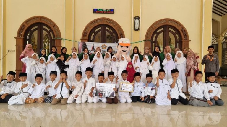 Bersama Mahasiswa IAIN Kediri, Siswa MI Kreatif YPSM Mangiran Galang Donasi untuk Palestina
