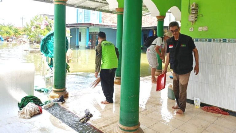 Bersama Masyarakat Bersihkan Rumah Ibadah Pasca Banjir