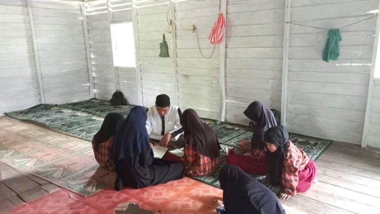 Kiprah Ustadz Rahim Membina Masyarakat Pesisir Desa Suliliran