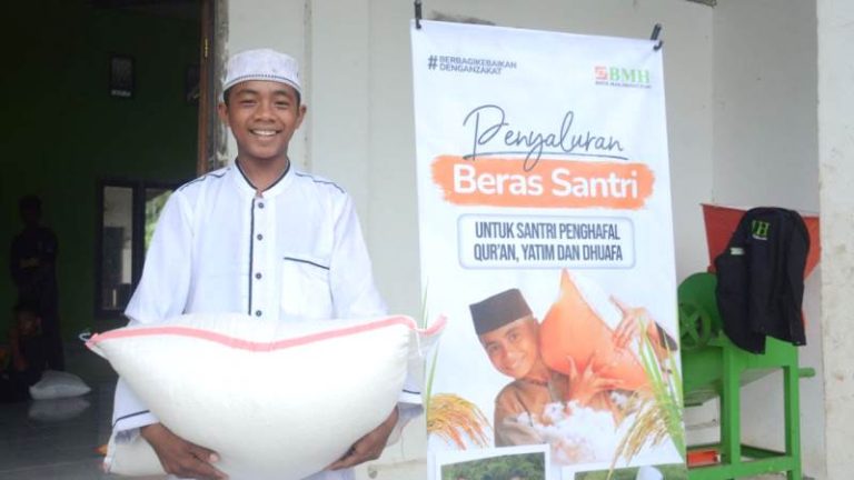 BMH Salurkan 1/4 Ton Beras untuk Santri Pedalaman Savanajaya Pulau Buru