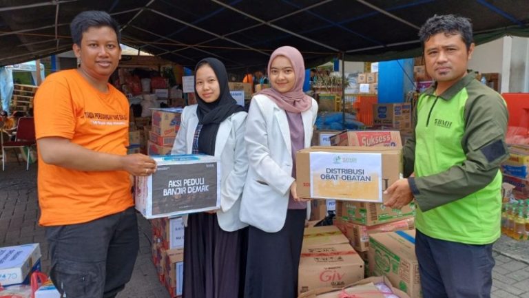 Bantuan Obat dan Sembako Untuk Pengungsi Banjir Demak