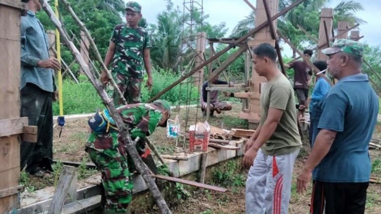 Babinsa Koramil TNI 0707-05 Bantu Bangun Mushalla Pesantren Hidayatullah Ulilin