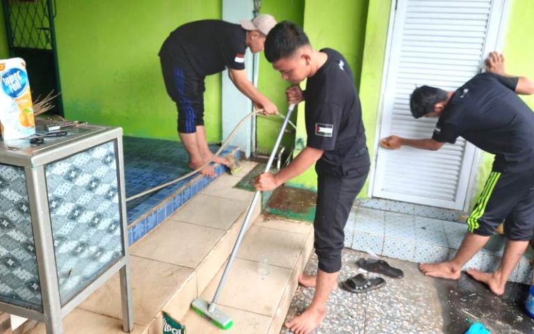 Laznas BMH Gandeng BEM STIE Hidayatullah Lakukan Geber Masjid Semarakkan Ramadhan