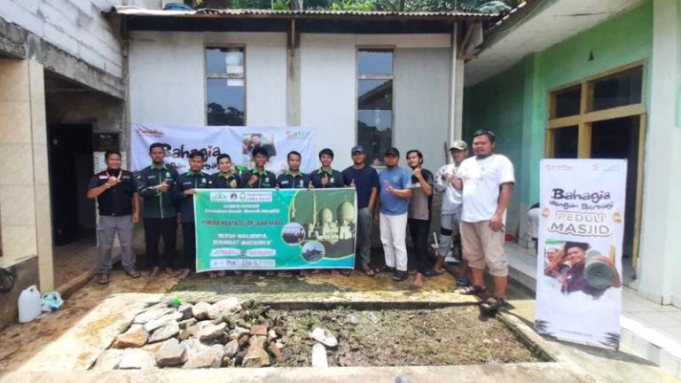 BMH – Pemuda Bersih bersih Masjid di Cimenyan Ramaikan Semangat Ramadhan