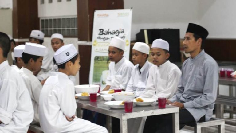 Kebahagiaan Berbuka Puasa Bersama dengan Santri Rumah Quran Darussalam di Jakarta Barat