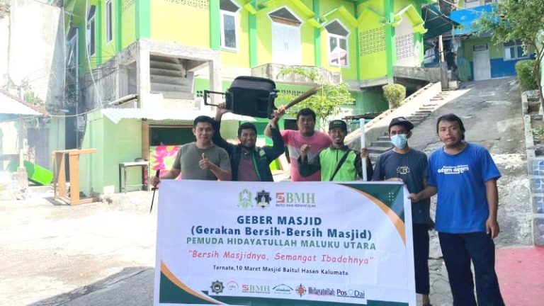 Semarak Sambut Ramadhan, BMH Bersama Pemuda Bersihkan Masjid Pedalaman Ternate