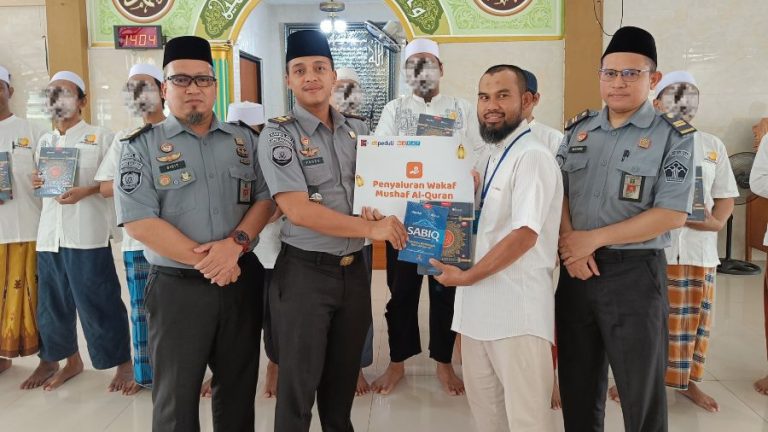 IMS – Daarut Tauhiid Berbagi Al-Qur’an dan Buku Panduan bagi Santri Lapas Kelas IIA Salemba