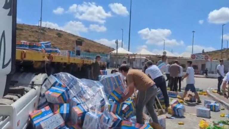 Keterlaluan Betul, Gerombolan Israel Injak dan Lempar Bantuan untuk Rakyat Palestina