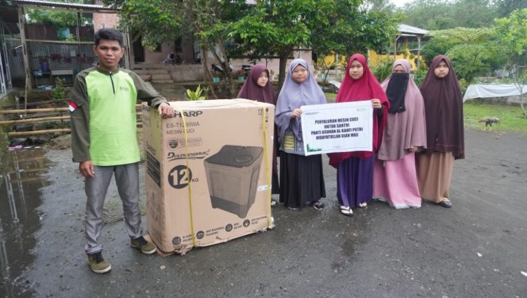 BMH Salurkan 2 Mesin Cuci untuk Santri Yatim-Dhuafa Penghafal Quran di Bengkulu