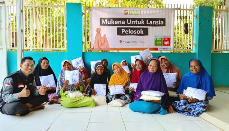 Ukiran Senyum Bahagia Lansia Dusun Mbunder Terima Bantuan Mukena dan Sembako