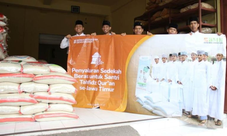 BMH Salurkan Beras Bantu Penuhi Gizi Santri Tahfizh di Jawa Timur