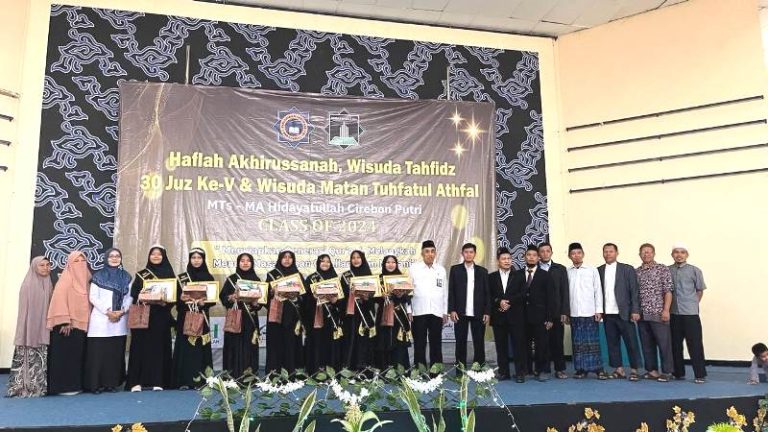 Haru dan Gembira Menyelimuti Wisuda Hafizhah Yayasan Manarussalam
