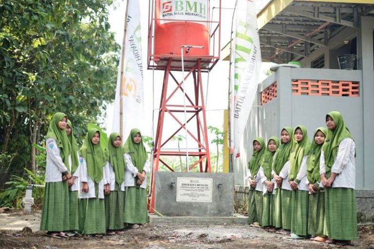 Senyum Bahagia Santri Ponpes Al-Kholili Ma’unah Terpancar dengan Hadirnya Sumur Bor