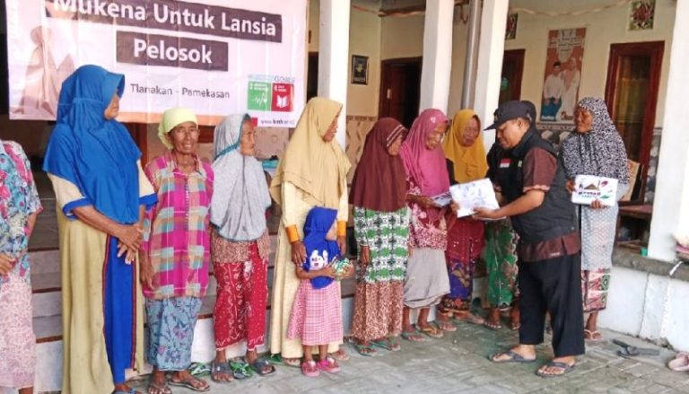 Mukena untuk Lansia di Pamekasan, Menyentuh Hati Membawa Bahagia