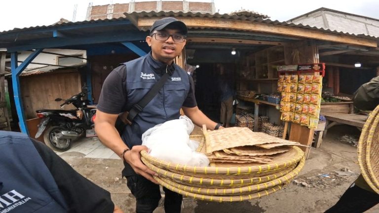 Perjalanan 8 Jam Tim BMH Susuri Kelokan Tajam Antar Qurban ke Desa Pedalaman
