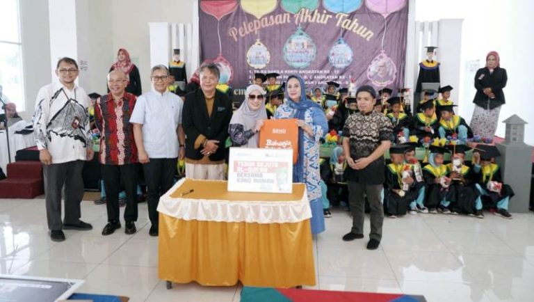 Senyum Bahagia Wisuda Anak Pengasong dan Peluncuran Program Kesetaraan