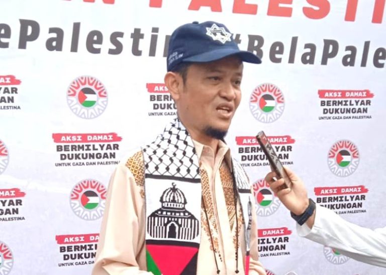 Hujan Deras Tak Surutkan Semangat Massa Hidayatullah Ikuti Aksi Solidaritas Palestina di Jakarta