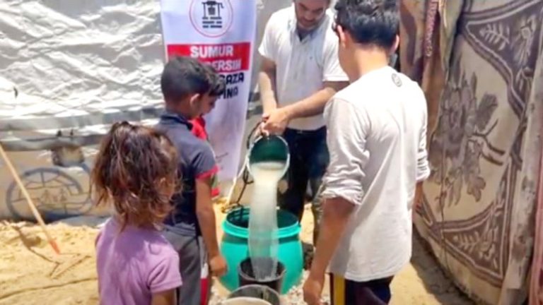 Membangun Harapan di Tengah Kesulitan dengan Tetesan Air Bersih di Gaza