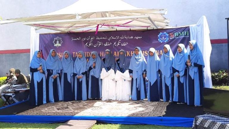 Impian Santriwati PPTQ Nurul Hasna Jadi Nyata, Air Mata Bahagia Warnai Wisuda