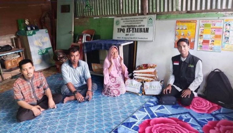 Berbagi di Bulan Muharram Bahagiakan Keluarga Mualaf di Kampung Timur
