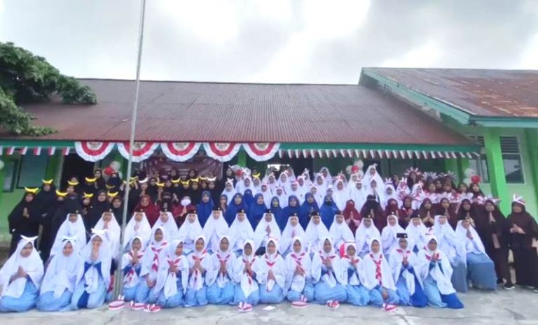 Khidmat Peringati Kemerdekaan, Santri Hidayatullah Kibarkan Merah Putih Gapai Cita dalam Syukur