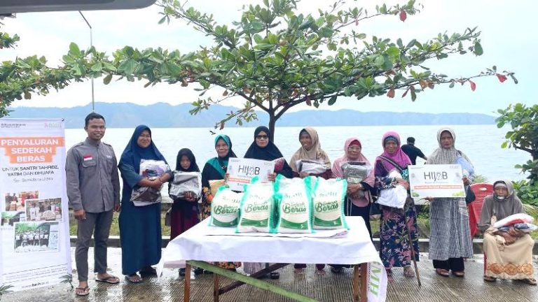 Menebar Kebaikan di Samosir, Bahagiakan Muslimah dan Dhuafa