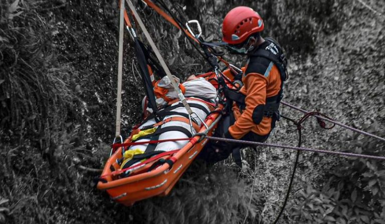 SAR Hidayatullah Ikuti Latihan Basarnas Pertolongan Kapal Terbakar di Palu dan Medan Ketinggian di Biak