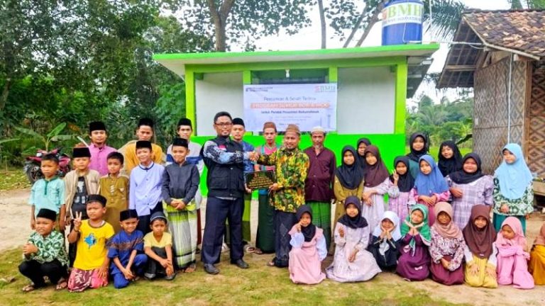 Air Bersih Mengalir, Kebahagiaan Merambah Pesantren Baitur Rohmah Tinggar Lebak