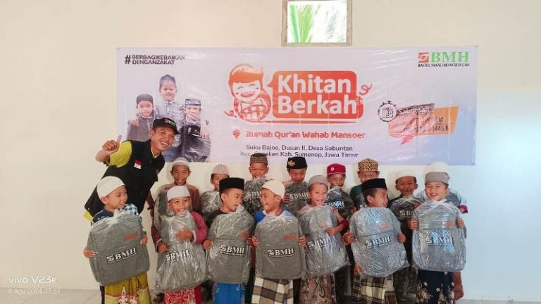 Bahagianya Anak-Anak Suku Bajoe Pulau Sabuntan Ikuti Program Khitan Gratis
