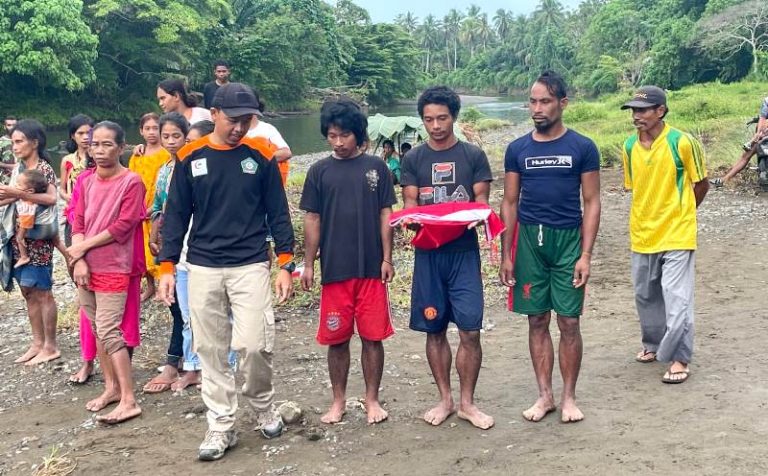 Upacara 17 Agustusan Bersama Suku Tobelo Dalam di Hutan Halmahera