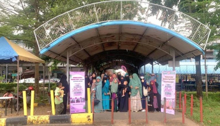 Bersama Tebar Hijab Mekarkan Senyum Kebaikan di Singapore van Riouwarchipel