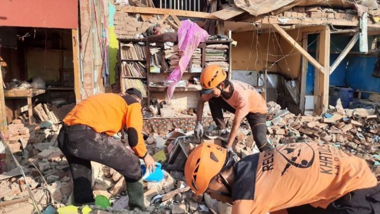 Hadir Merajut Harapan Korban Ditengah Reruntuhan Gempa Bandung dan Garut